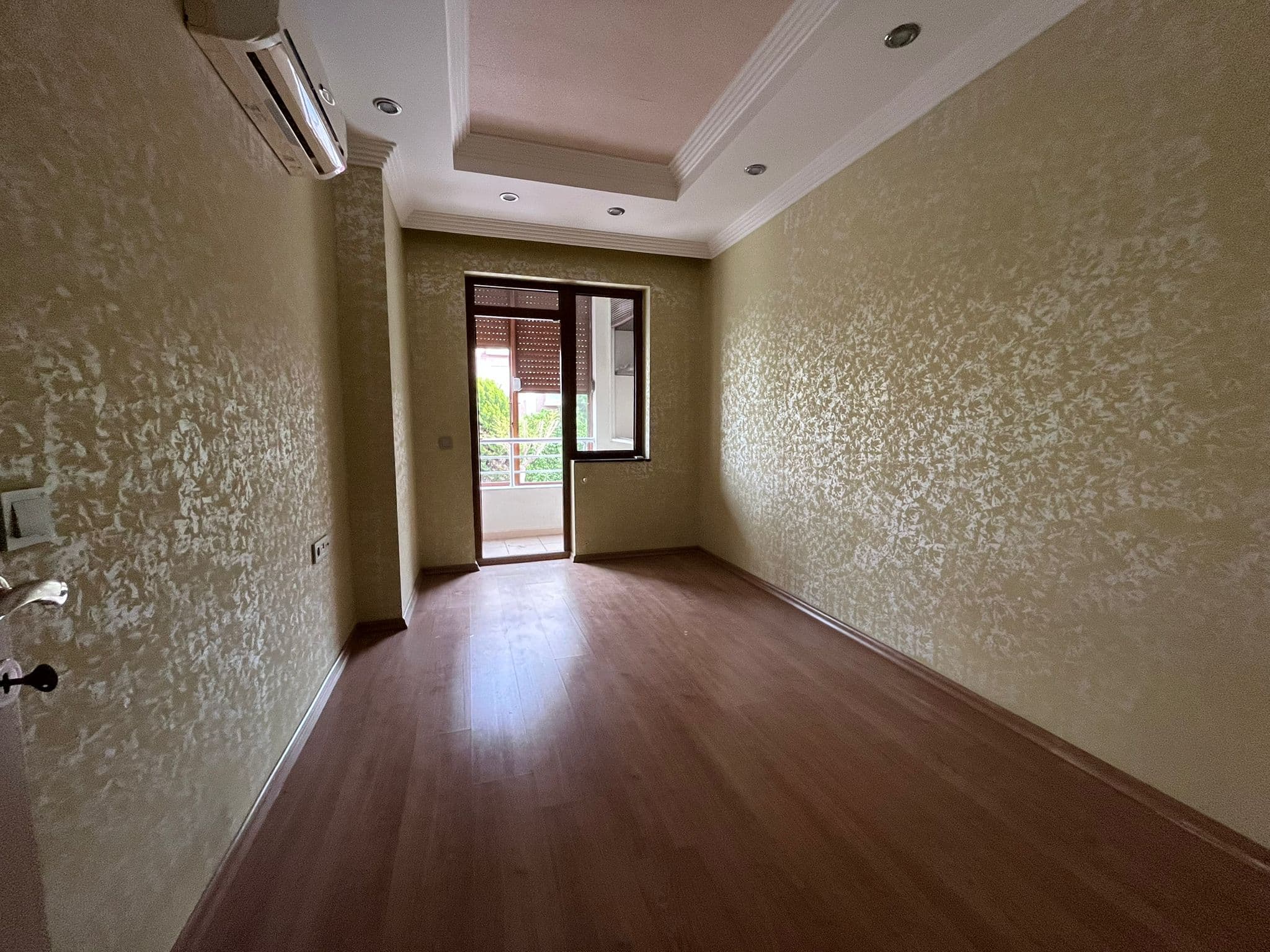 Bilgeden Konyaaltı Liman'da Denize Yakın Geniş 2+1 Satılık Daire