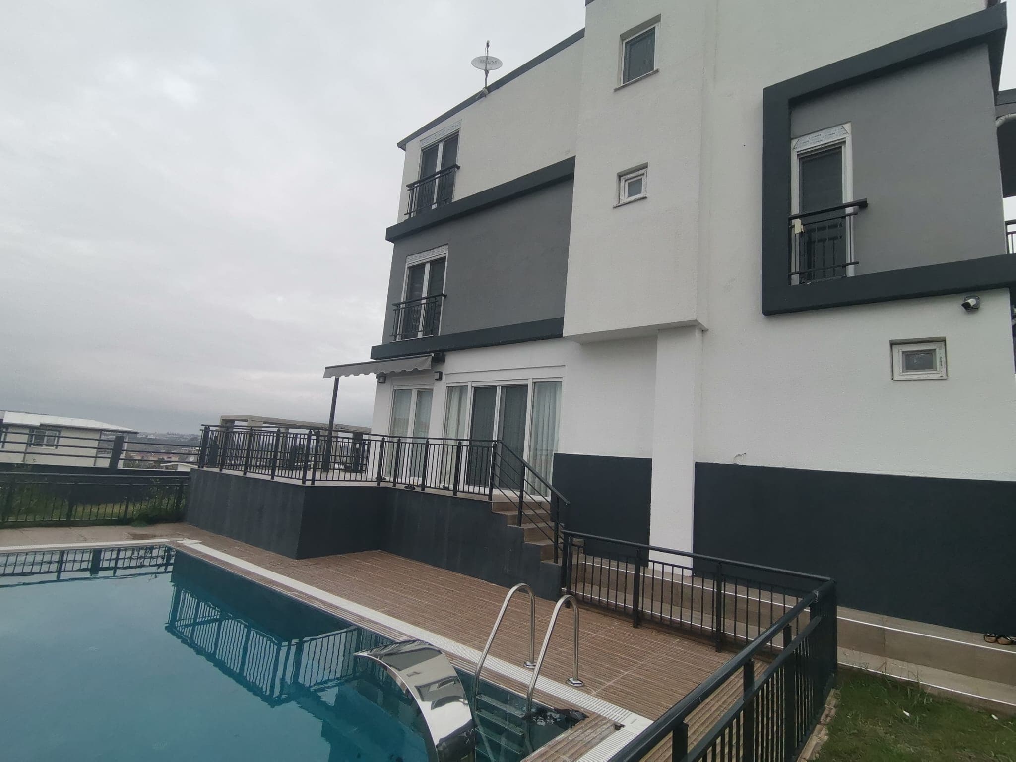 BİLGEDEN SERİKTE LÜX DENİZ MANZARALI TRİPLEX VİLLA