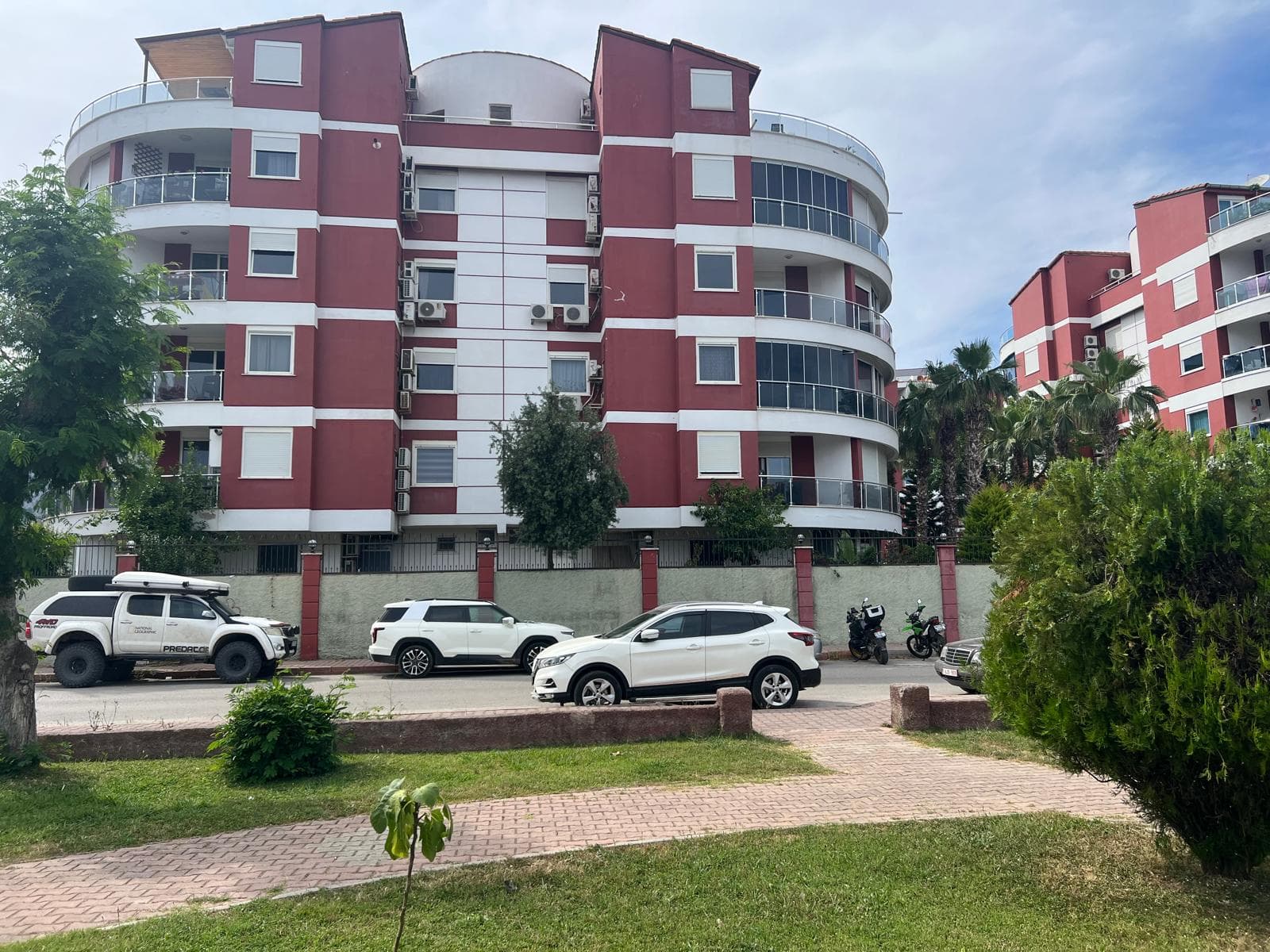 Konyaaltı Hurma cadde üstü Satılık Konforlu 2+1 Site Rezidans dairesi